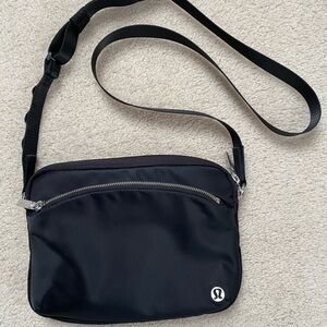 lululemon athletica City Adventurer Black Crossbody Bag EUC